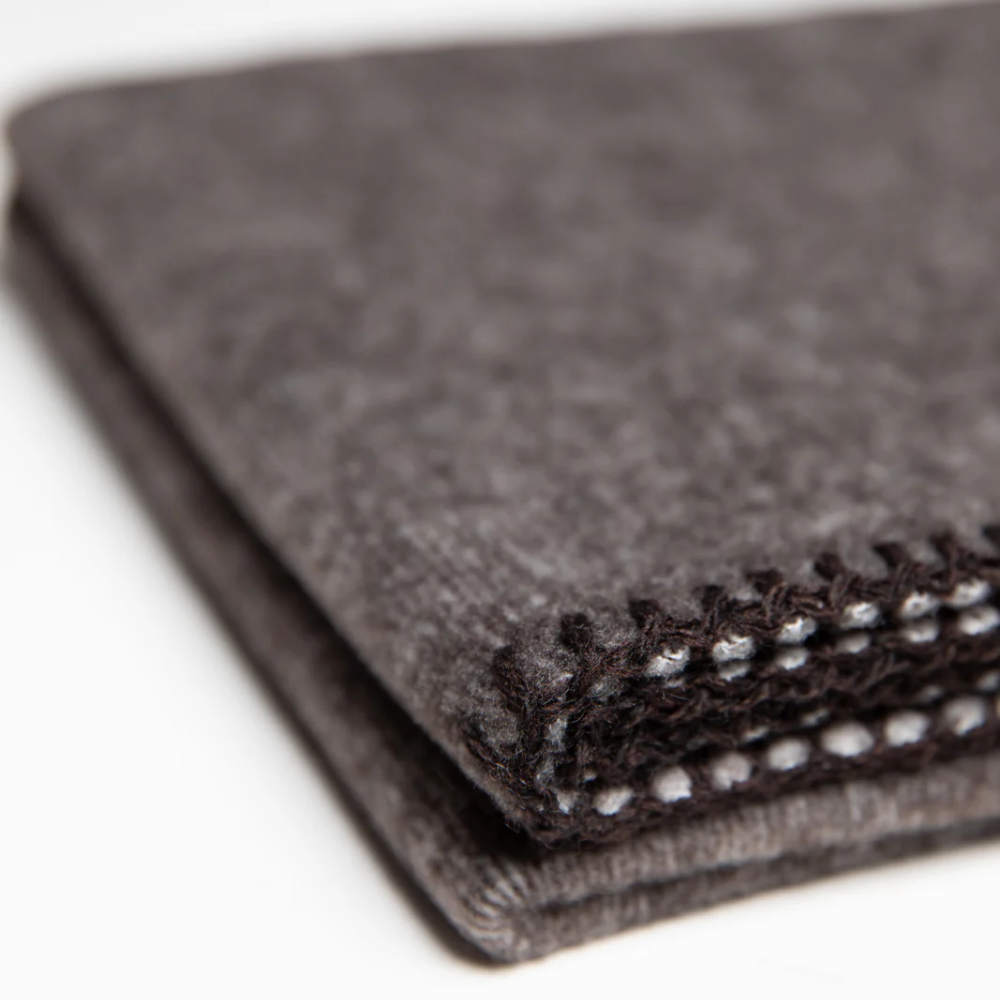 Nahtkante Decke YUKI Bambus-Fleece Decke Dark Edge - 2.8 duepuntootto