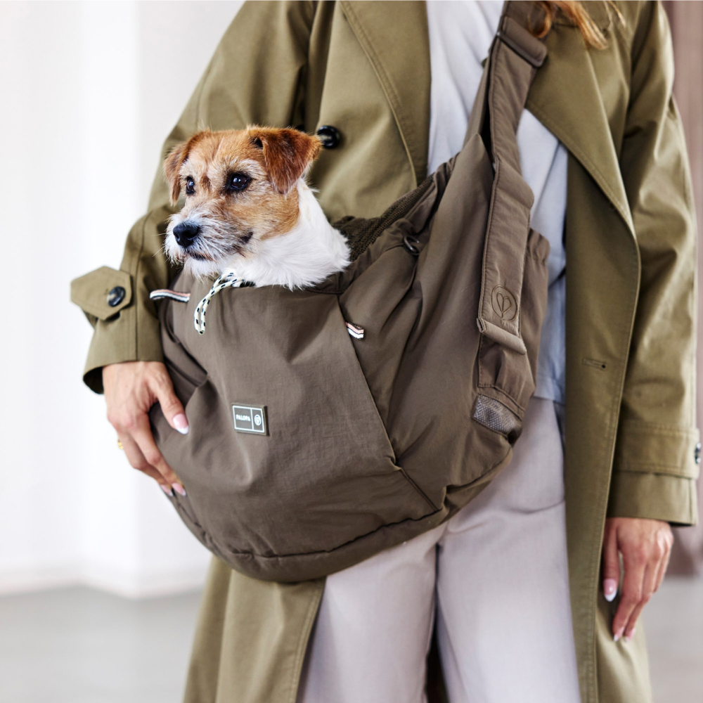 PALOPA Hundetasche Dog Bag Bara Crinkled Chocolate Tragebild
