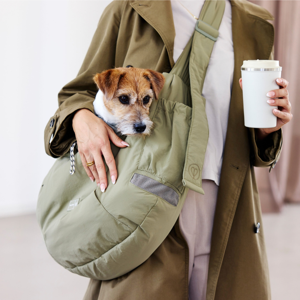 PALOPA Hundetasche Dog Bag Bara Crinkled Pale Olive Tragebild