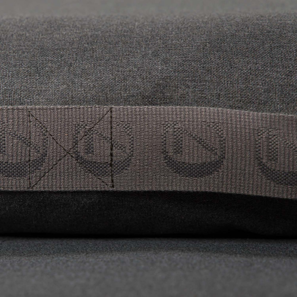 Seitengriff mit Logo Cloud7 Outdoor Hundebett Siesta Light Graphite