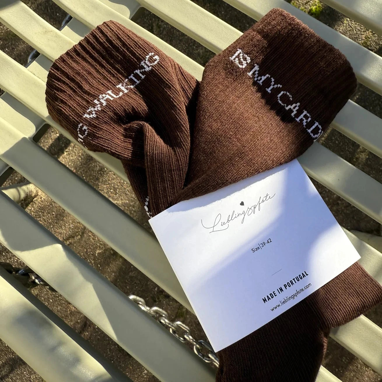 Lieblingspfote Socken "DOG WALKING IS MY CARDIO" Braun