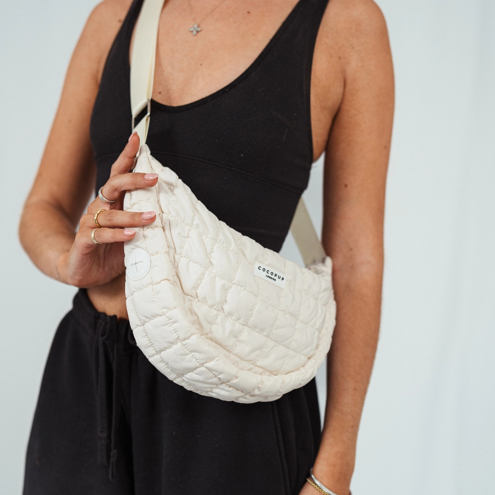 Tragebild Gassitasche Crossbody Pufferbag CRESCENT CLOUD - Cocopup London
