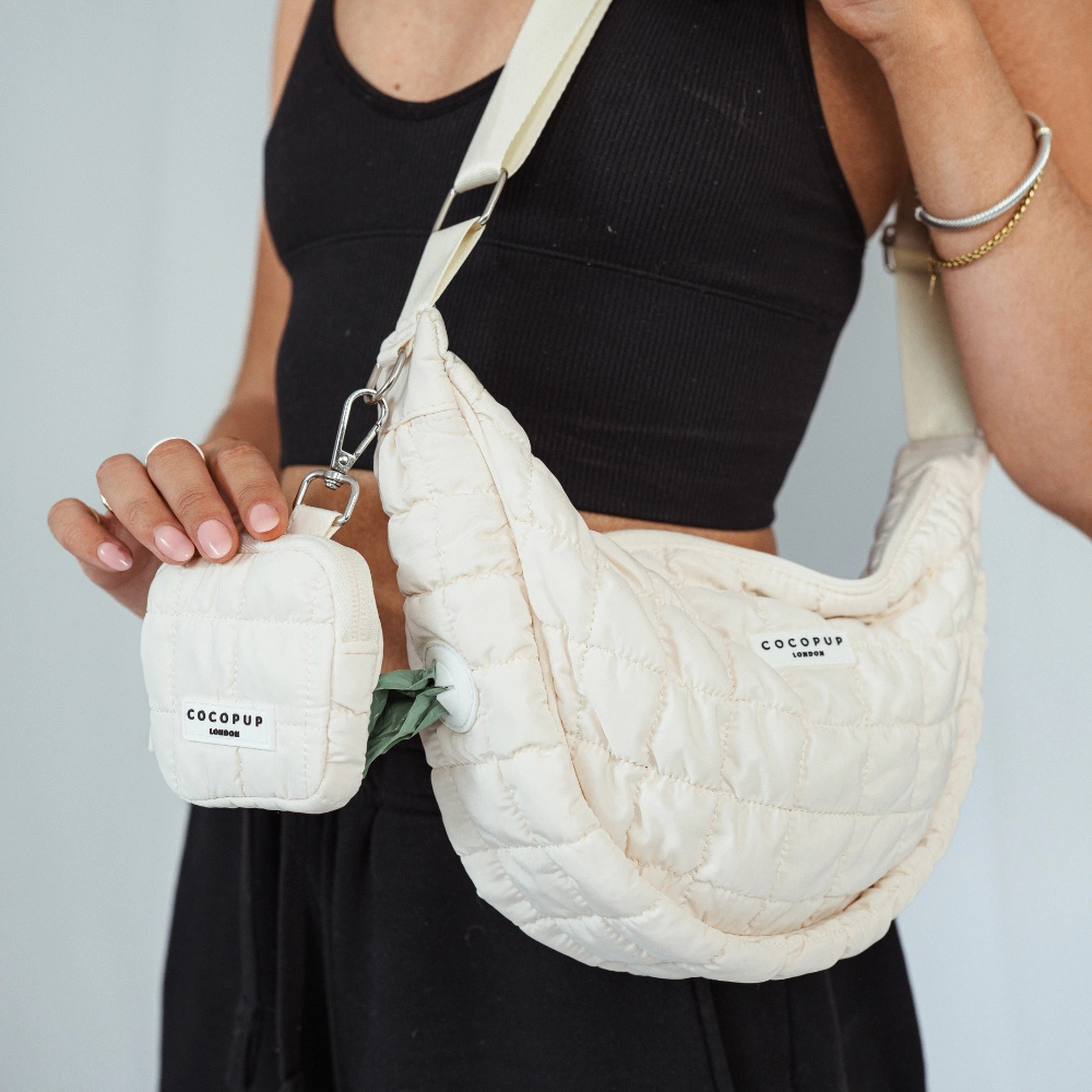 Tragebild Gassitasche Crossbody Pufferbag CRESCENT CLOUD mit Leckerlibeutel - ocopup London