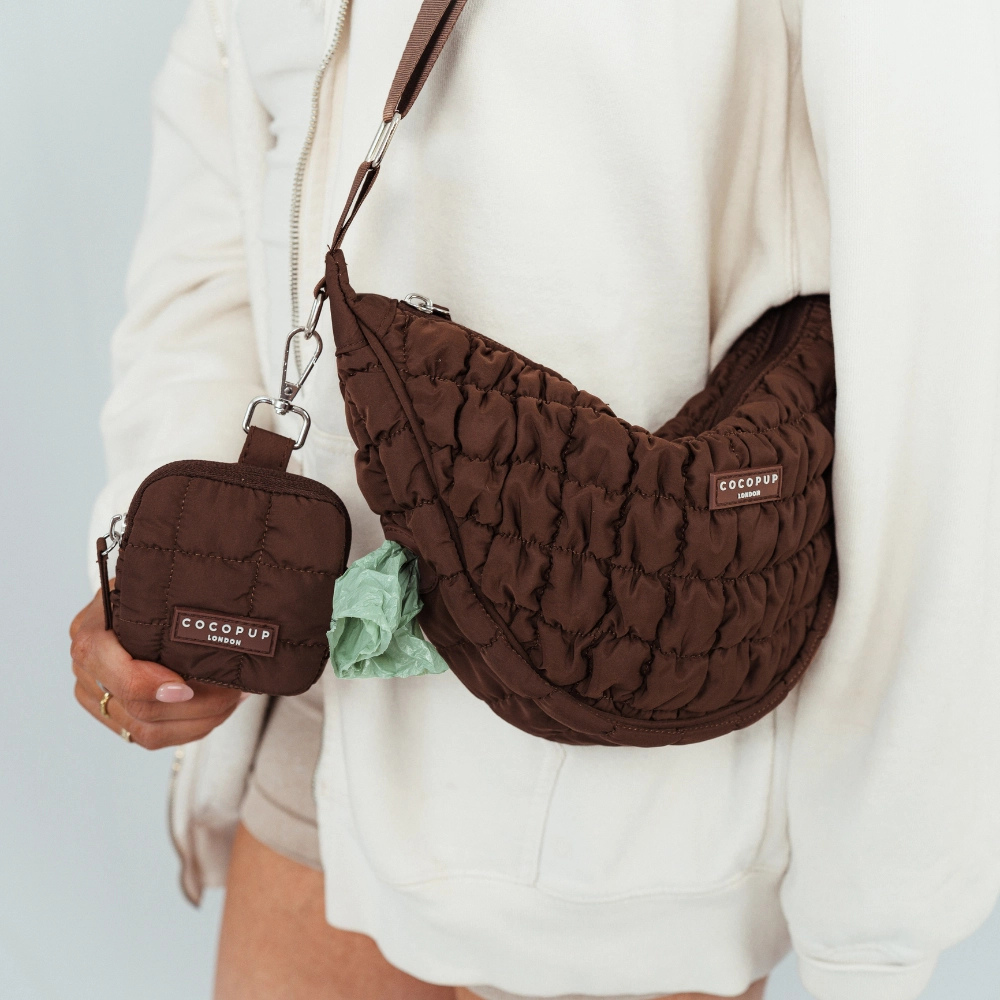 Tragebild Gassitasche Crossbody Pufferbag CRESCENT ESPRESSO mit Leckerlibeutel - Cocopup London