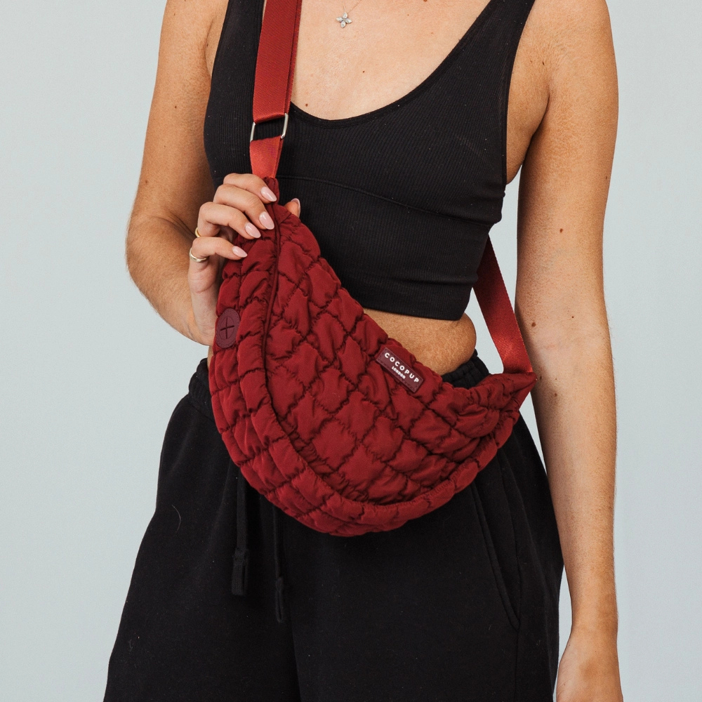 Tragebild Gassitasche Crossbody Pufferbag CRESCENT MERLOT - Cocopup London
