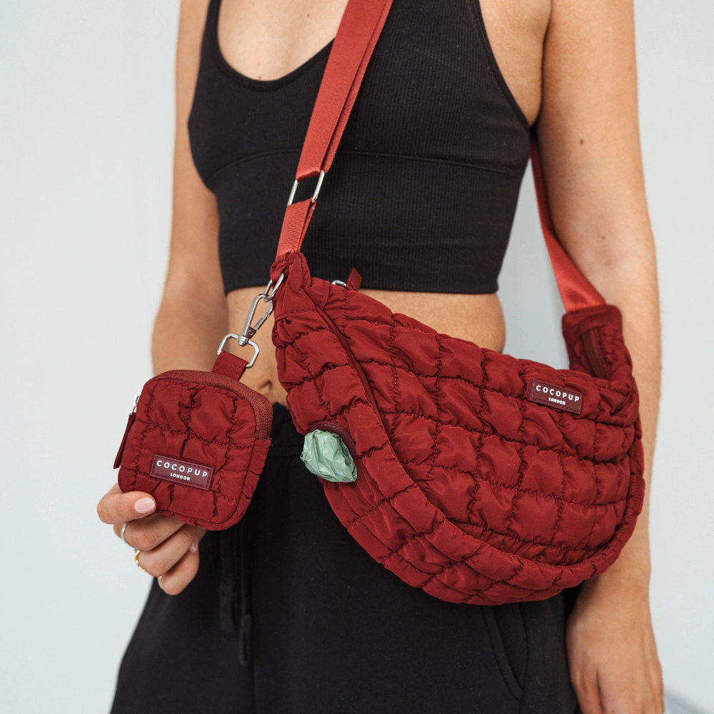 Tragebild Gassitasche Crossbody Pufferbag CRESCENT MERLOT mit Leckerlibeutel - Cocopup London
