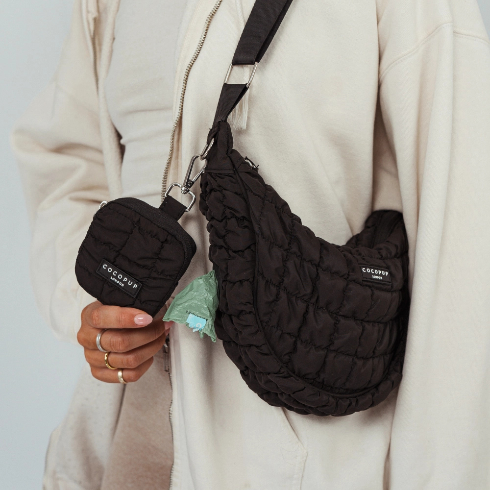 Tragebild Gassitasche Crossbody Pufferbag CRESCENT ONYX mit Leckerlibeutel - Cocopup London