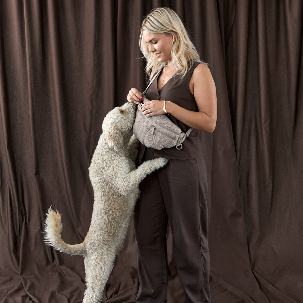 Tragebild Gassitasche EMMA Teddy Taupe - PALOPA