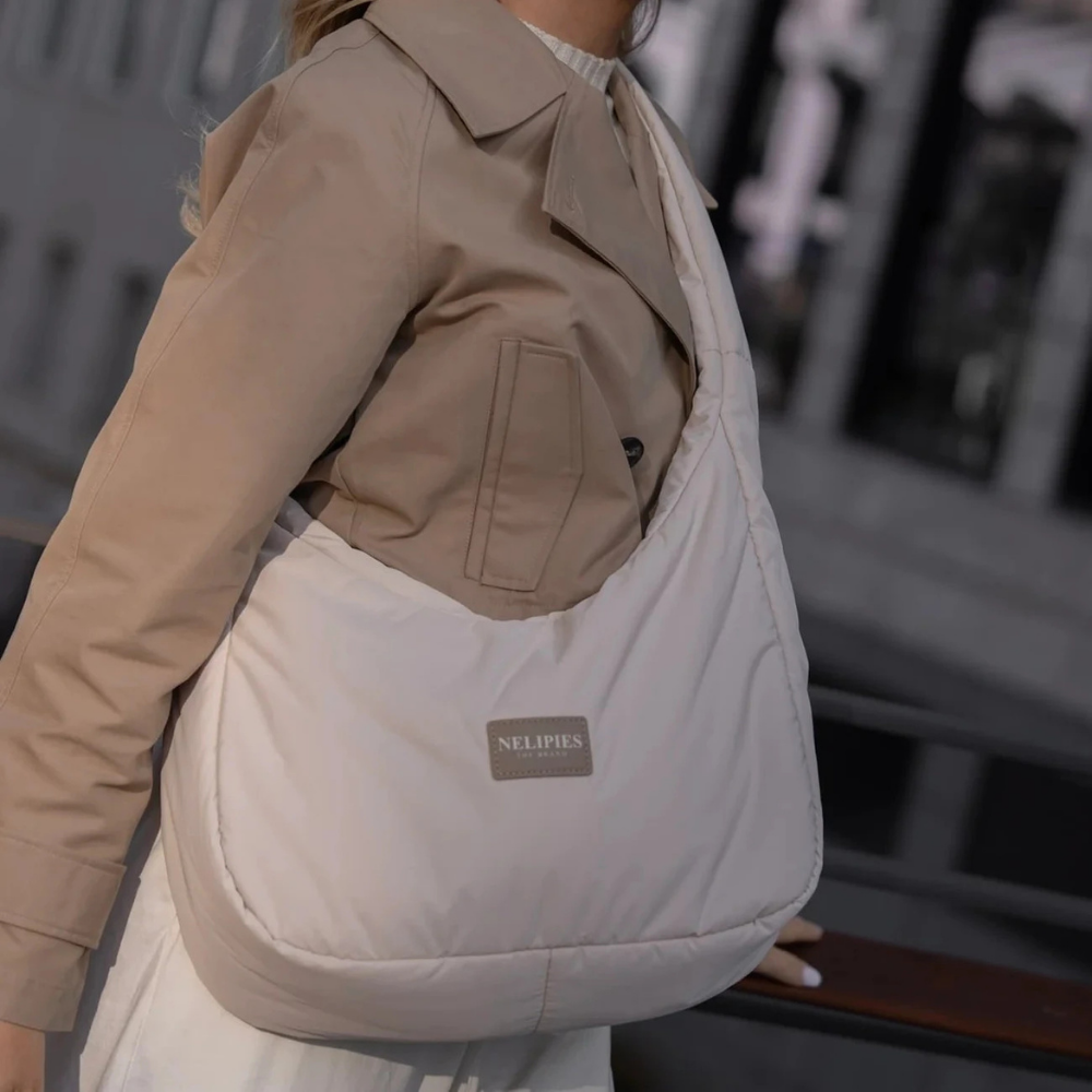 Tragebild Nelipies Halfmoon Puffer Bag Bauchtasche Beige