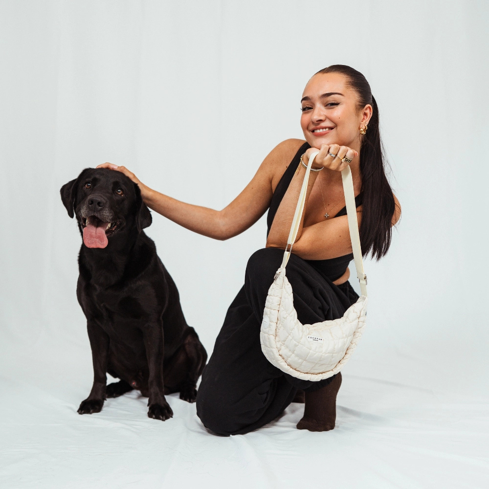 Tragebild mit Hund Gassitasche Crossbody Pufferbag CRESCENT CLOUD - Cocopup London