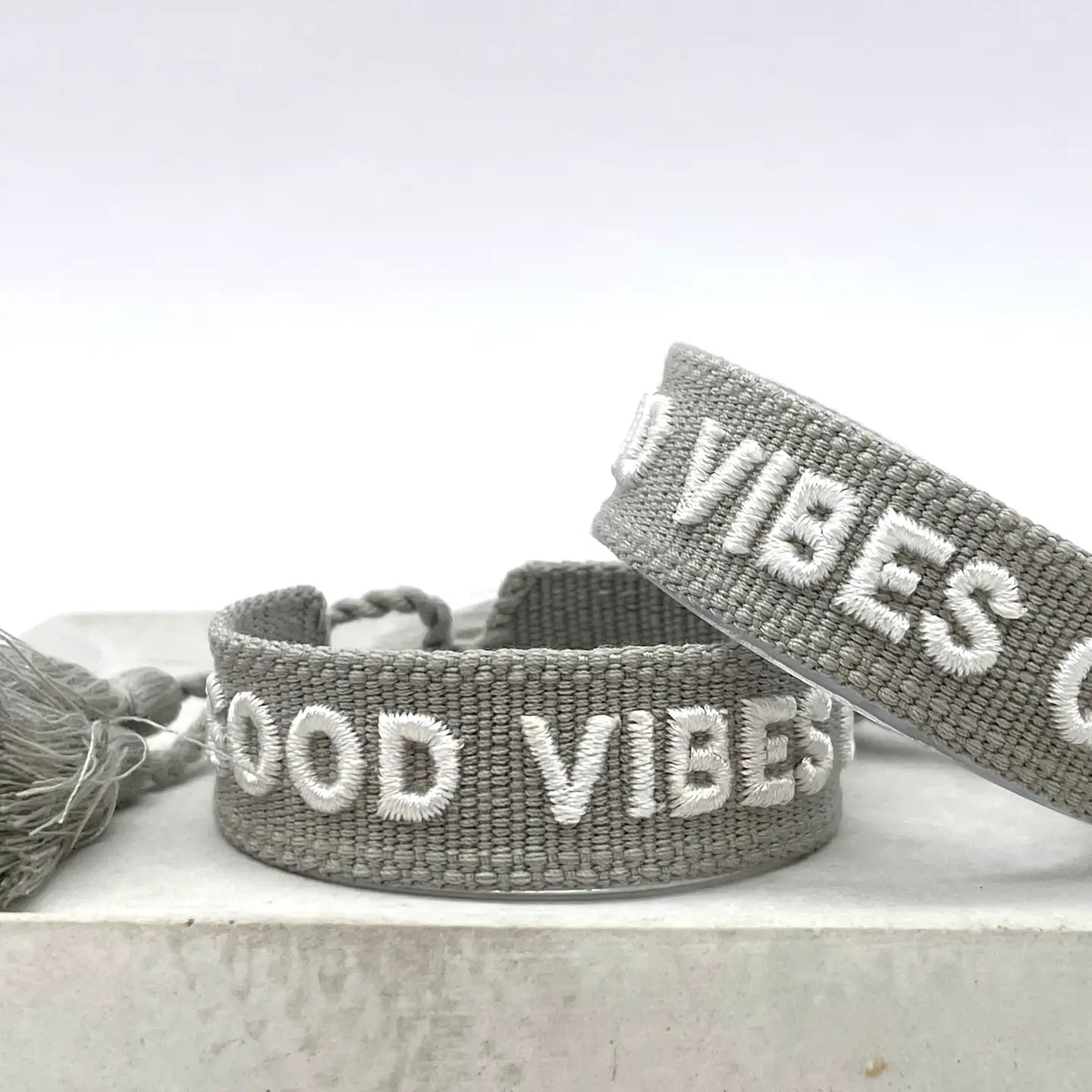 Statement Armband GOOD VIBES ONLY Hellgrau