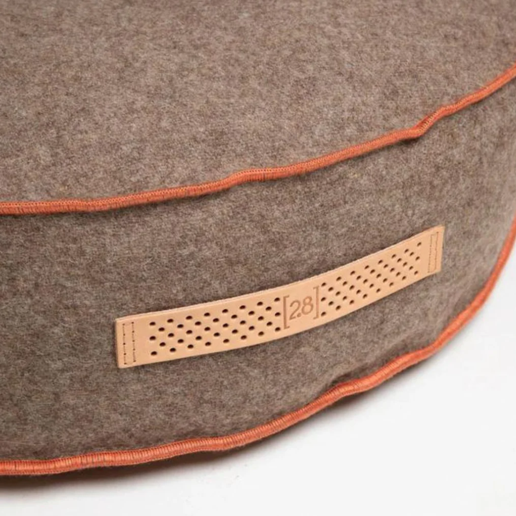 Details Hundekissen Fulvio - Rundkissen aus Bouclé-Wolle Orange edge - 2.8 designs for dogs