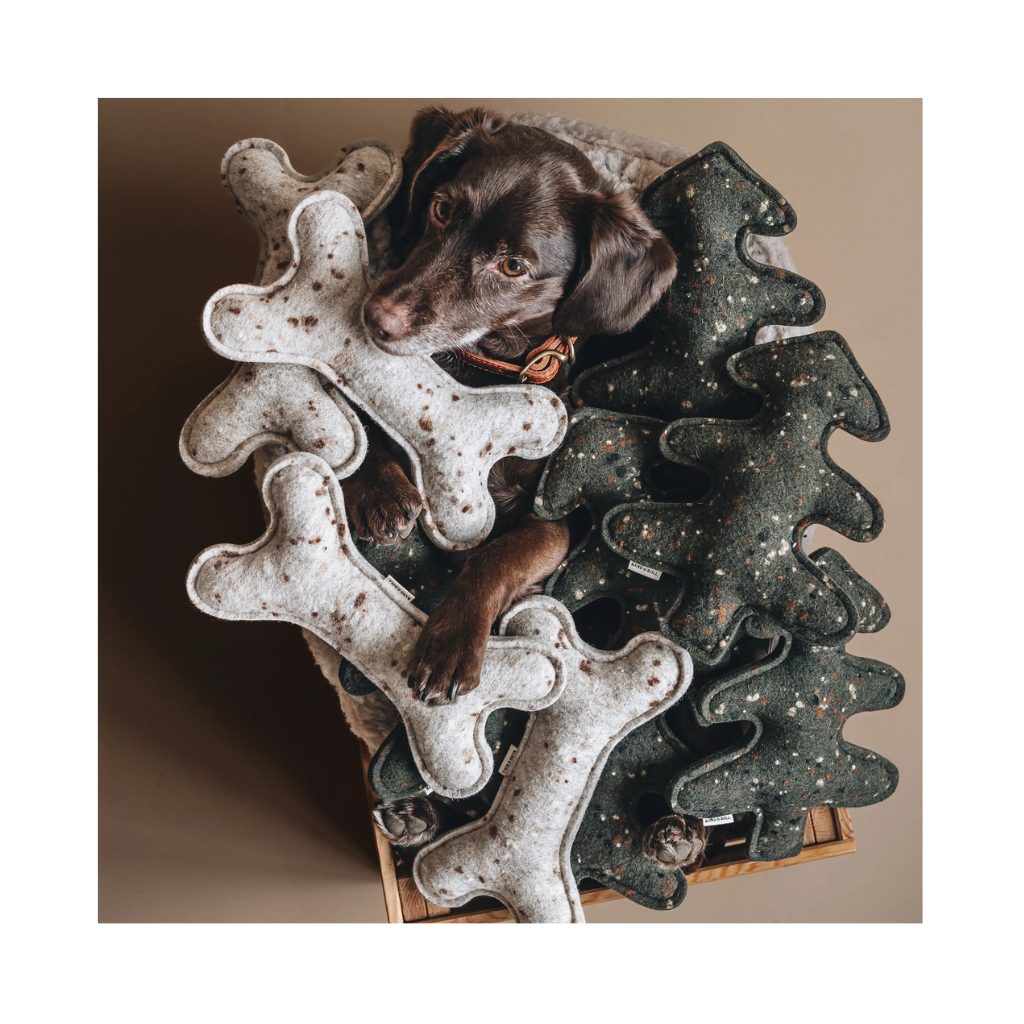 Hund unter Hundespielzeug Knochen & Weihnachtsbaum aus Wollfilz - Band & Roll