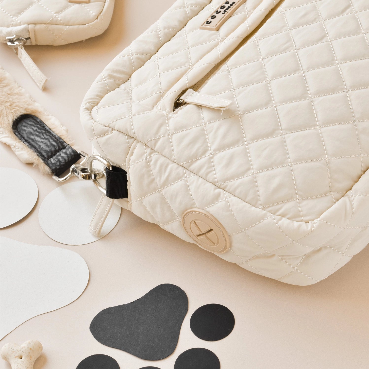 Nahaufnahme LARGE Gassitasche Dog Walking Bag Creme gesteppt - COCOPUP London