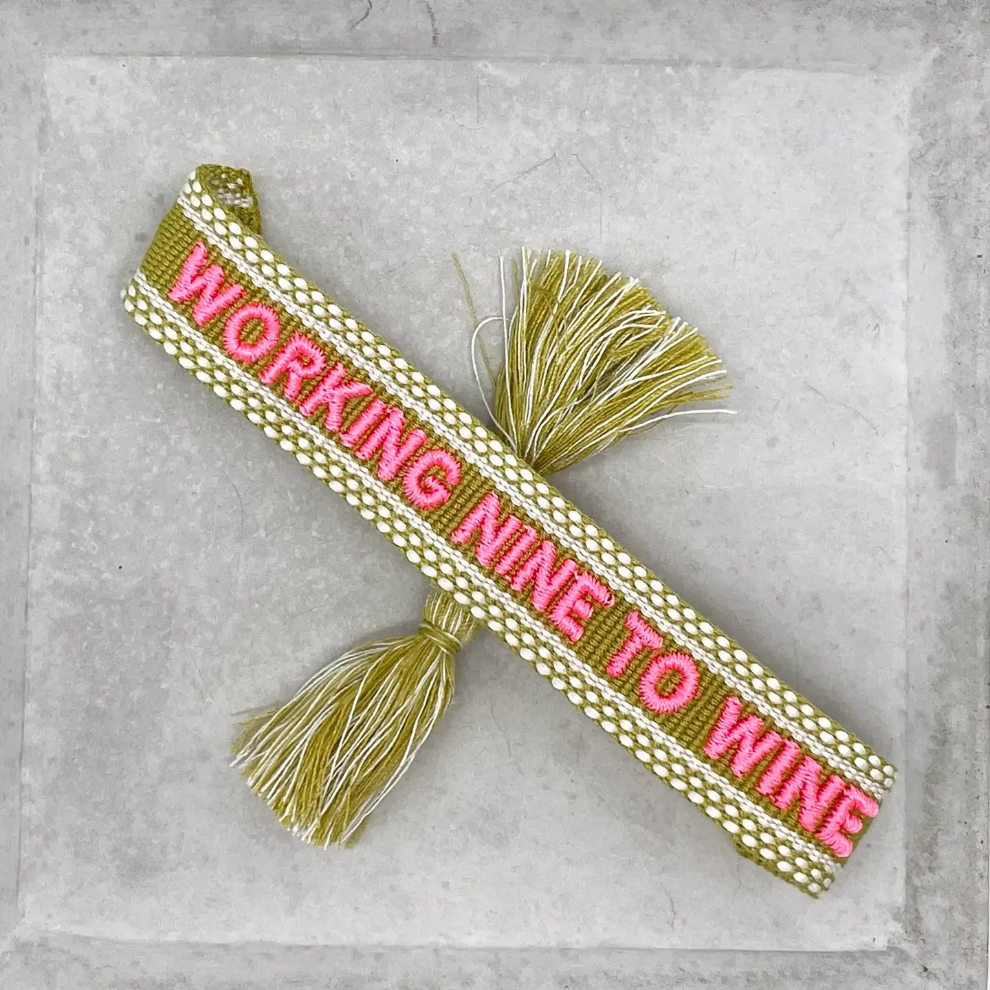 Statement Armband WORKING NINE TO WINE Pistazie
