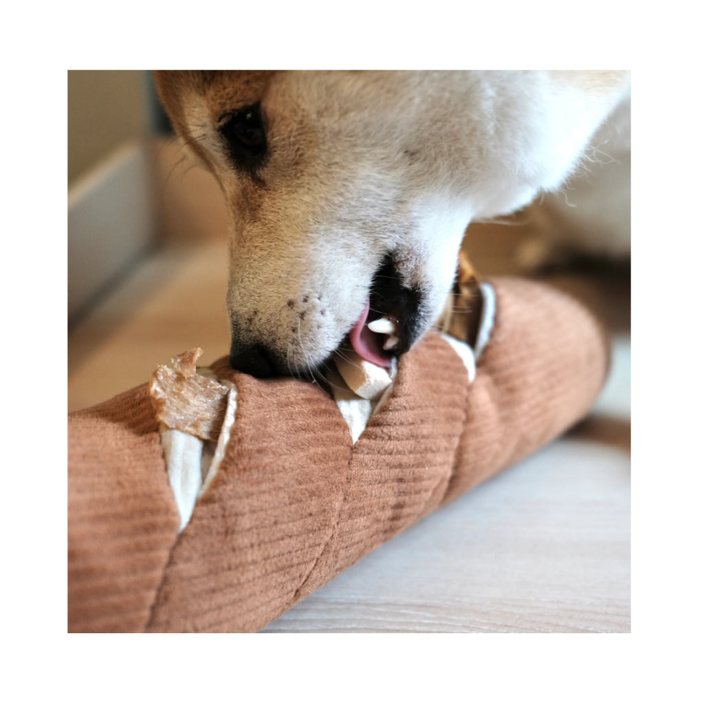 Hund mit Schnüffelspielzeug Baguette gefüllt - Lambwolf Collective